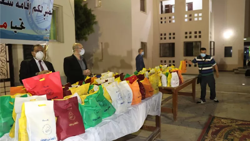 بالهدايا والكمامات محافظ بني سويف يستقبل أول افواج العالقين
