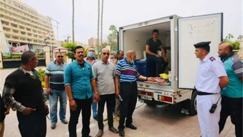 ضبط سيارة تحمل 255 كيلو لحوماً ودواجن مجهولة المصدر بكفر الشيخ