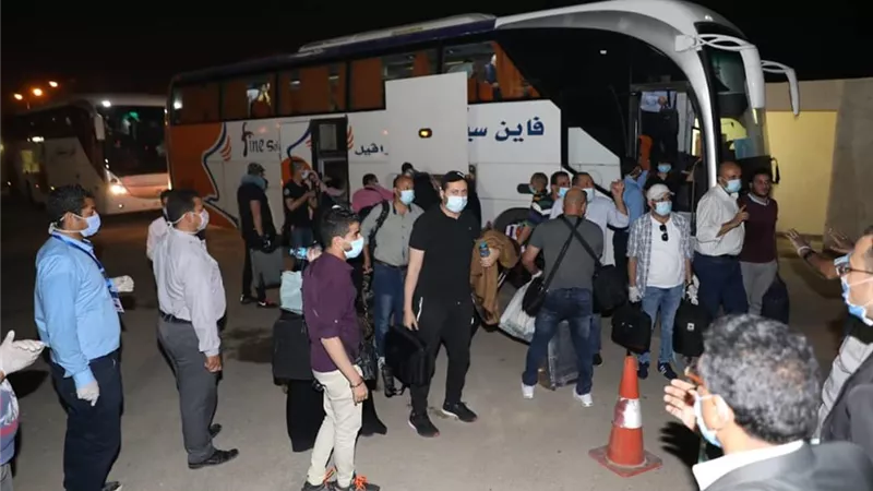 رئيس جامعة بني سويف يستقبل اول فوج من العالقين بالخارج.. صــــور