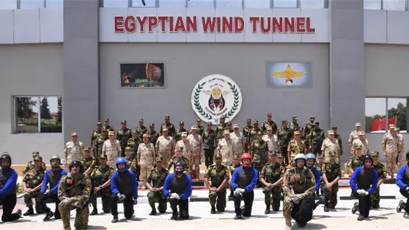 وزير الدفاع يتفقد اصطفاف عناصر المظلات.. ويؤكد: ماضون فى مهمتنا المقدسة