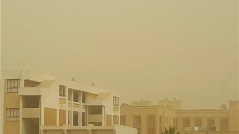 عاصفة ترابية شديدة تضرب الأقصر مرة أخرى وحذر شديد بالطرق السريعة