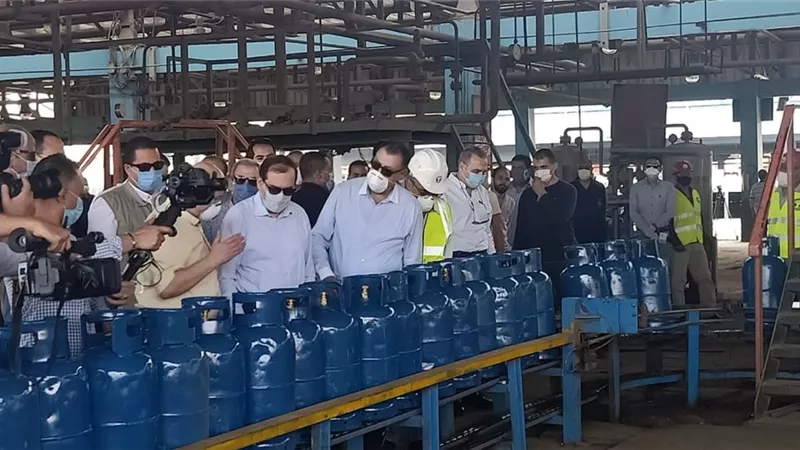 وزير البترول يتفقد مصنع تعبئة أسطوانات البوتاجاز بالقطامية.. صور