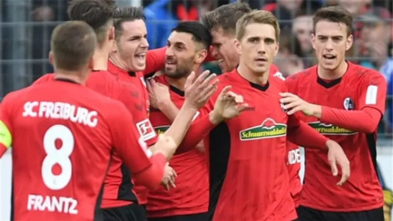 احتفال جديد من لاعب فرايبورج في زمن كورونا