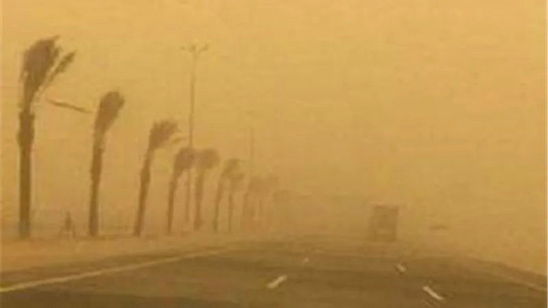 عاصفة ترابية كبيرة تضرب أسوان وأمطار خفيفة بمدينة كوم امبو