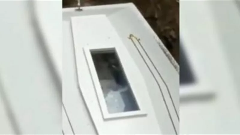 فيديو.. ميت يلوح بيده لأهله من داخل تابوته دون أن ينتبه أحد له بإندونيسيا