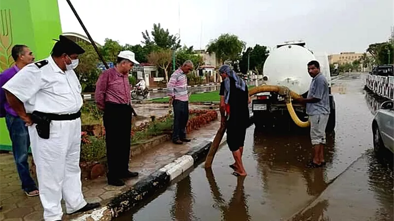 عودة الكهرباء وانقطاع المياه بسبب الأمطار وتذبذب التيار فى مناطق متفرقة بالوادى الجديد