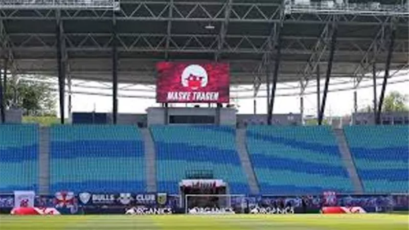 لاعب يصطاد رأس شخص بالرغم من خلو المدرجات من الجمهور..فيديو