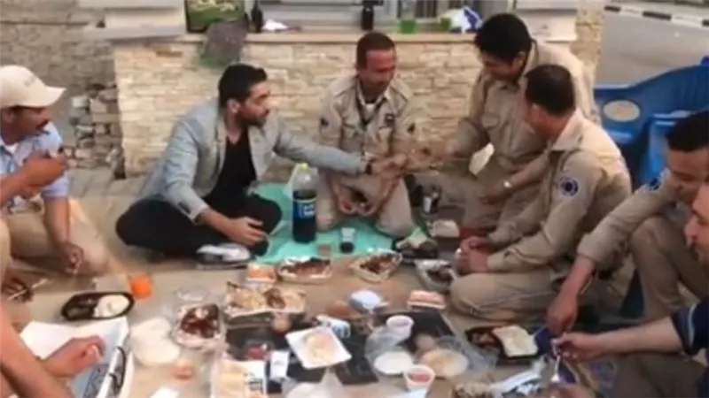 احمد فلوكس يتناول الافطار مع طقم أفراد الأمن بعد التصالح معهم .. صور