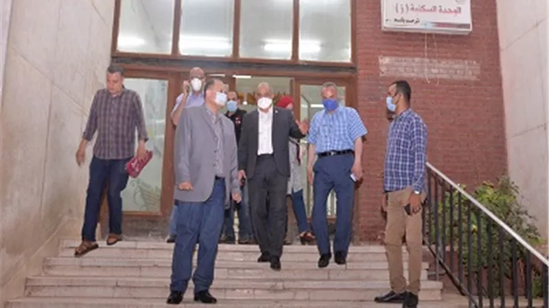 محافظ أسيوط يتفقد تجهيزات المدينة الجامعية تمهيدًا لاستقبال العائدين من الخارج