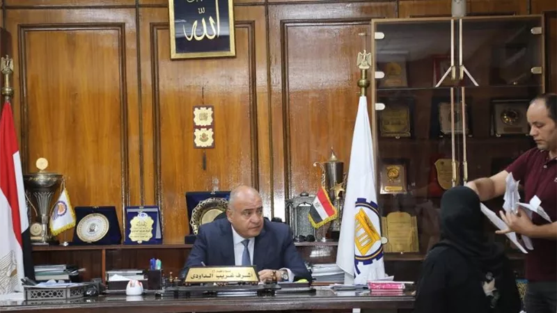 محافظ قنا ينتقل الي المستشفى الجامعي لطمأنه ربه منزل على طفلتها