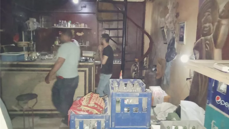 بالصور..غلق وتشميع مقهي مخالف بحى ثان الزقازيق