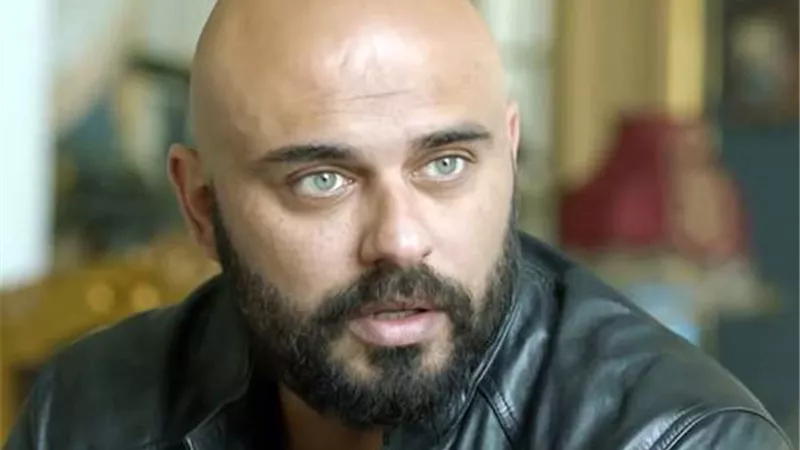 أحمد صلاح حسنى يحتفل بعيد ميلاد عادل إمام الـ 80.. 
