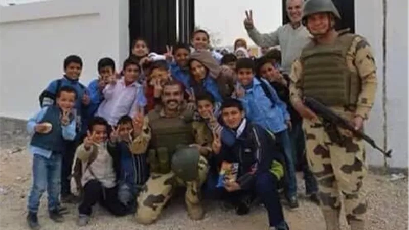 شاهد.. الصورة الحقيقية للشهيد أحمد المنسي مع طلاب مدرسة بالعريش