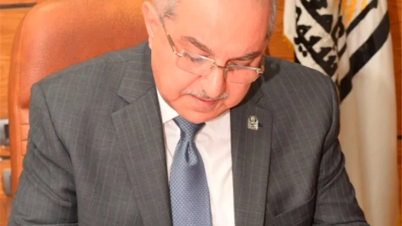 رئيس جامعة أسيوط: إيقاف عضو هيئة تدريس وإحالته للتحقيق لإجراء الأبحاث بدلاًً عن الطلاب