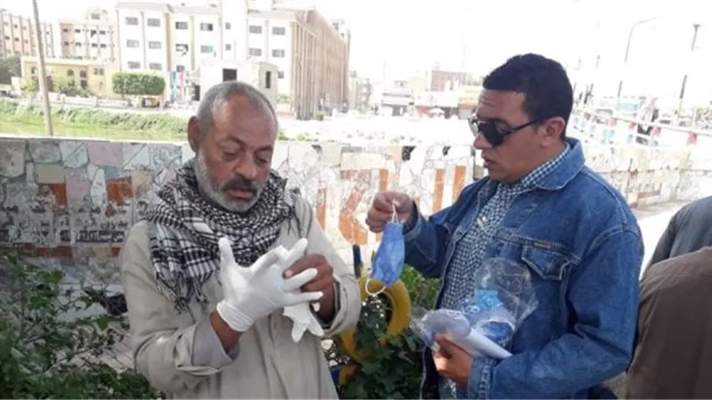 كمامات مجانية للسائقين و الركاب في مواقف الإسماعيلية .صور