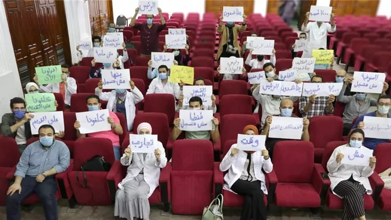 بالصور.. أطباءالتكليف 2020 يطالبون الرئيس بالتدخل والاستجابة لمطالبهم