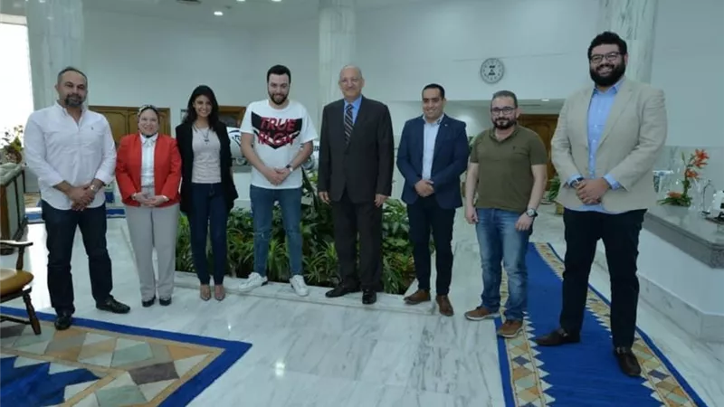 مصرللطيران تكرم فريق عمل أغنية 
