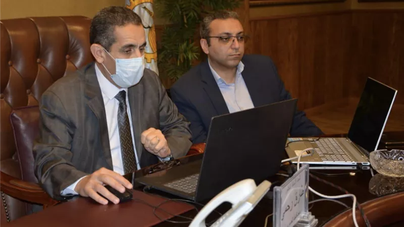 محافظ الغربية يستعرض مع وزيرة البيئة موقف مصانع التدوير عبر تقنية الفيديو كونفرانس