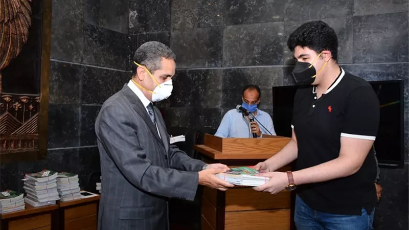 محافظ الغربية يهدي كتاب 