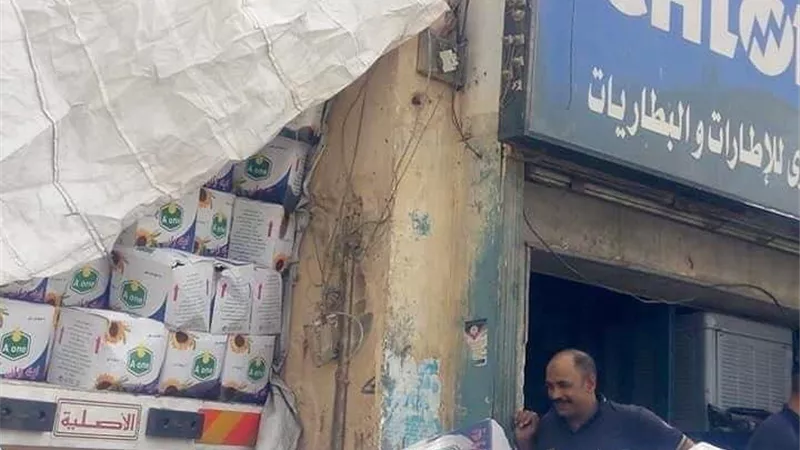 تصادم سيارة مواد تموينية بعمارتين سكنيتين امام مستشفى أسوان الجامعى