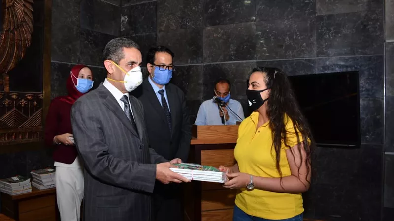 محافظ الغربية يهدي كتاب 
