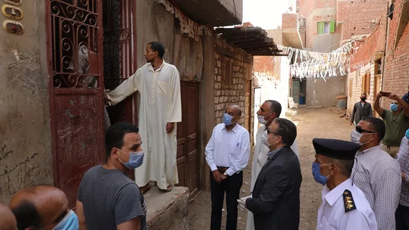 محافظ المنوفية يزور اسر العزل المنزلي والمتضررين من كورونا بقري دراجيل وكفر السوالمية و زاوية الناعورة.. بالفيديو والصور