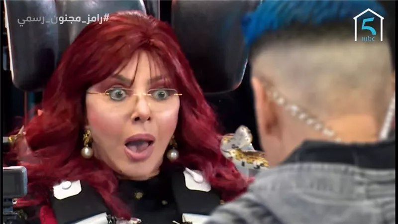 رامز جلال يقبل يد نجمة مصر الاولى فى مقلب مجنون رسمى.. فيديو