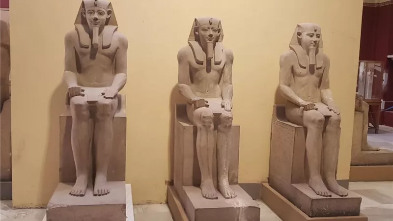 مجموعة تماثيل الملك سنوسرت الاول تصل المتحف المصري الكبير