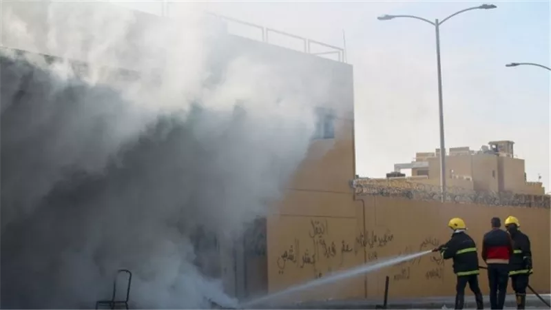 سقوط صاروخ في محيط السفارة الأمريكية في بغداد