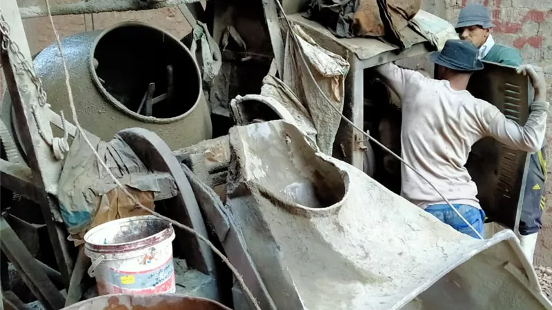 الأجهزة التنفيذية تحبط محاولة بناء مخالف ومصادرة مواد البناء والخلاطة بقرية الجديدة