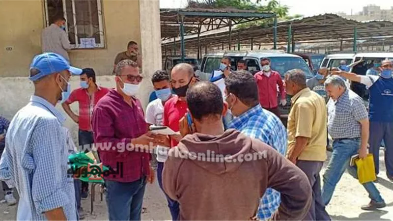 فاروق وسالم وعمر يتابعون وضع اللوحات الارشادية وارتداء الكمامة وتعقيم السيارات بالزقازيق