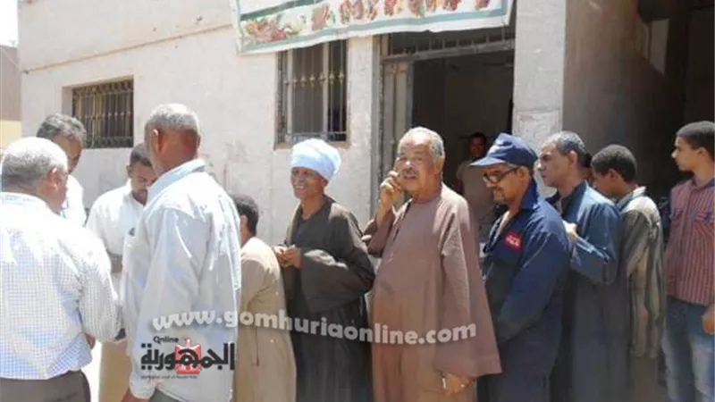 طوابير وتجمعات كبيرة على ماكينات الصرف ببرديس سوهاج
