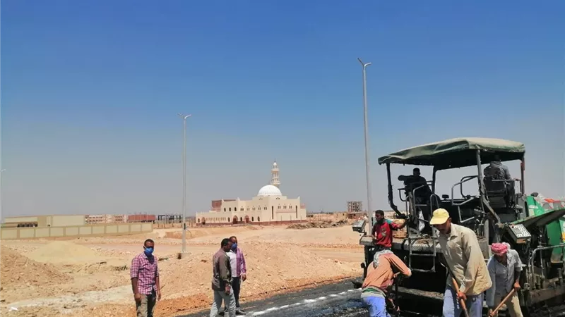 رئيس الجهاز: جار رصف الطرق بمنطقة 620 فداناً وتنفيذ أعمال الخرسانة بمدينة طيبة الجديدة