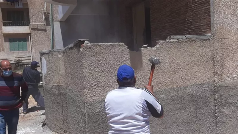 جهاز مدينة الشروق يزيل ١٠ حالات تعد من مالكي الوحدات السكنية بمنطقة إسكان الشباب