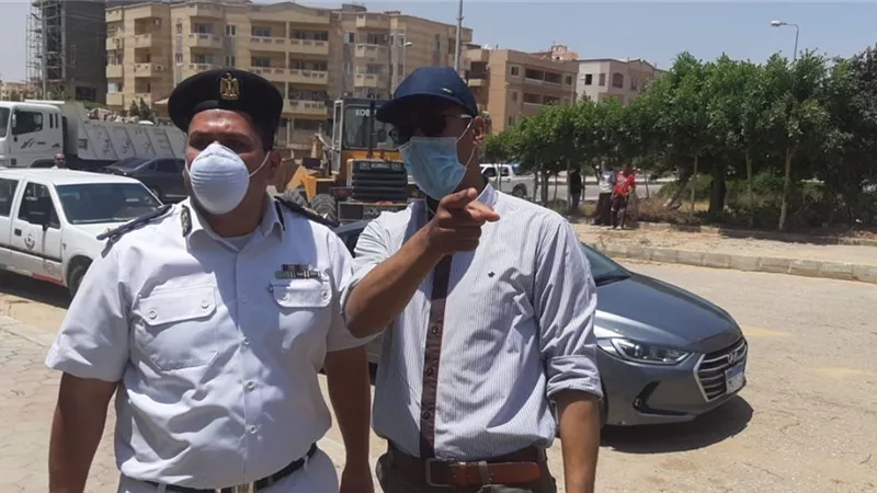 جهاز مدينة الشروق يزيل ١٠ حالات تعد من مالكي الوحدات السكنية بمنطقة إسكان الشباب