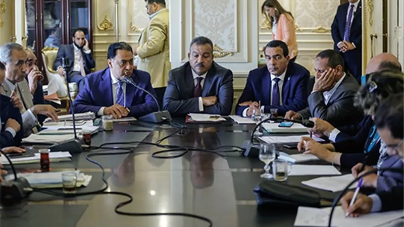 صحة البرلمان تحذر الحكومة من انتشار مصانع بير السلم لإنتاج كمامات مغشوشة