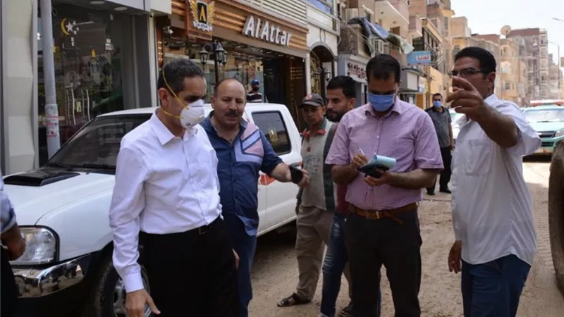 إقالة رئيس الوحدة المحلية لقرية الدلجمون لتقاعسه عن العمل وتراكم اكوام القمامة والاتربة