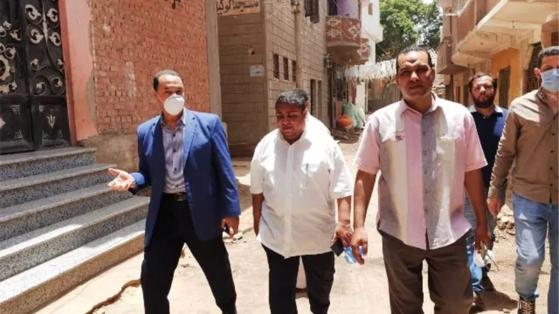النويشى: بدء التوصيلات المنزلية للصرف الصحى بالميمون بعد العيد.. صور