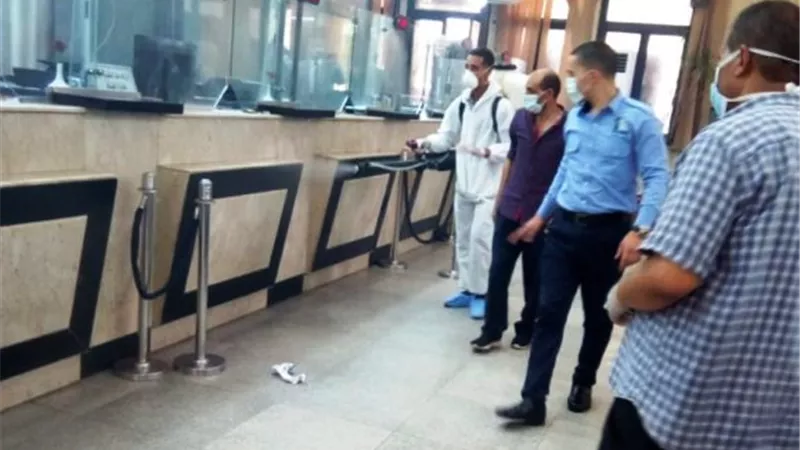غلق فرع البنك الأهلى بدمنهور بعد أصابة أحد العاملين به بكورونا.. بالصور