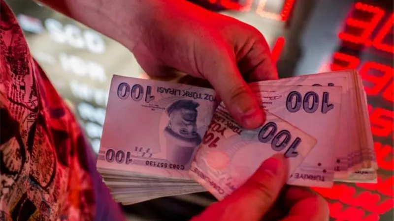 قطر تدفع 15 مليار دولار لإنقاذ الليرة المنهارة