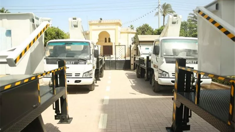 محافظ كفرالشيخ يتابع تسليم سيارات لرفع كفاءة الإنارة العامة بمراكز ومدن المحافظة