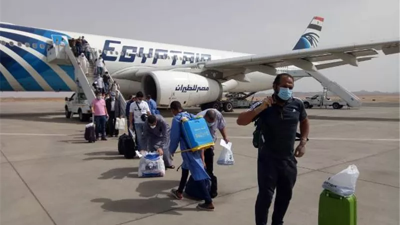 وصول 298 عالق مصرى من جدة إلى مطار مرسى علم الدولى.صور