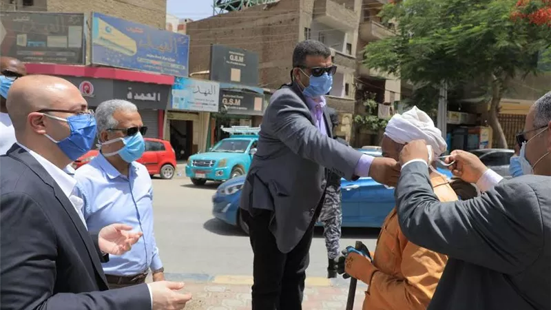 محافظ بني سويف يلزم عامل النظافة بارتداء الكمامة
