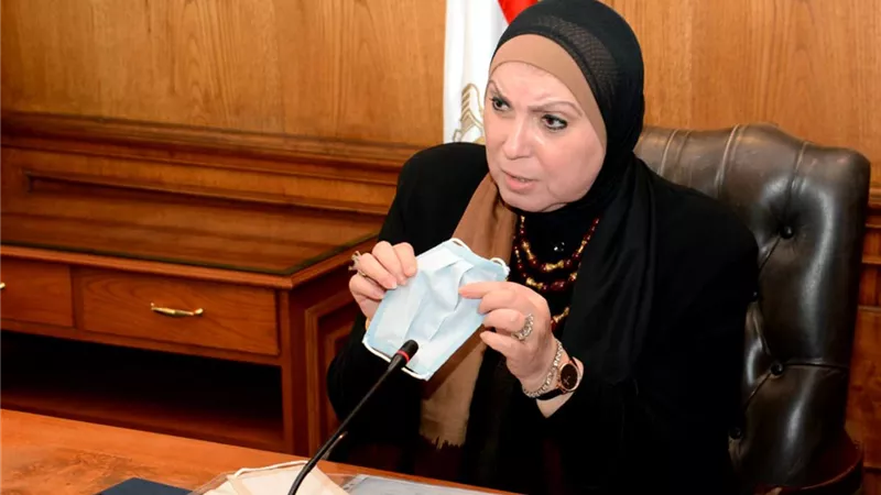 وزيرة التجارة والصناعة تبحث مع منتجى الملابس الجاهزة تصنيع الكمامات القماش