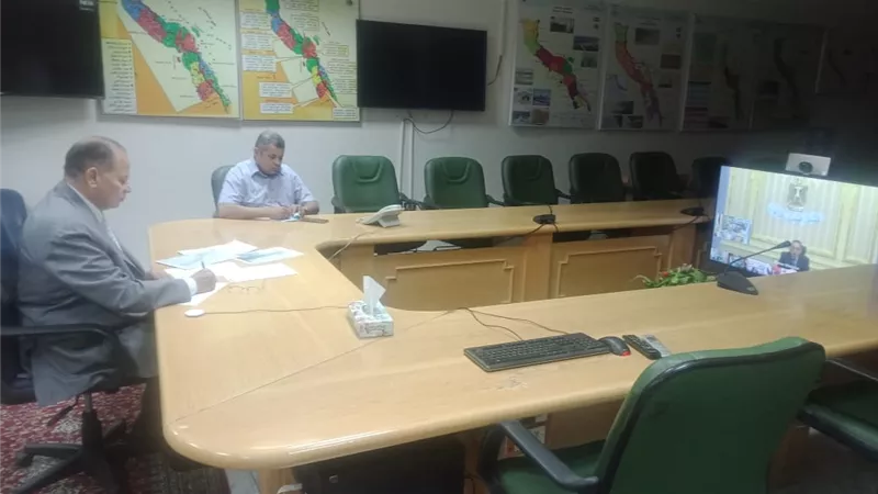 محافظ أسيوط يؤكد لرئيس الوزراء عبر الفيديو كونفرانس استعداد المحافظة لاستقبال عيد الفطر