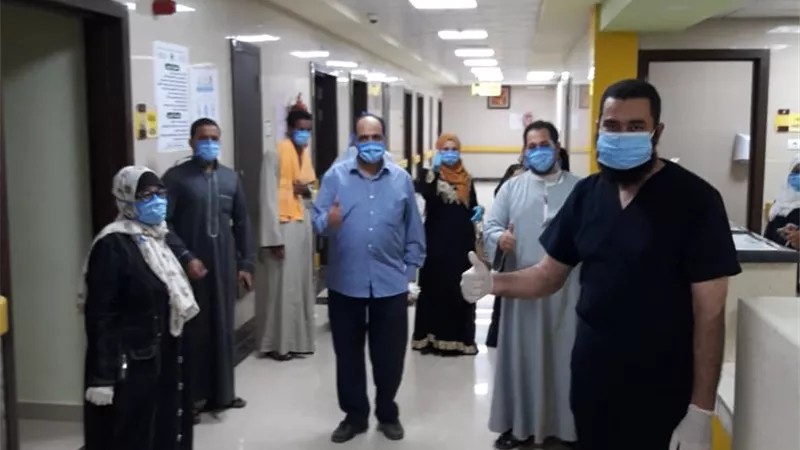 طبيب مستشفى العزل بالأقصر يلهب حماس زملائه بقصيدة « كتيبة إسنا »