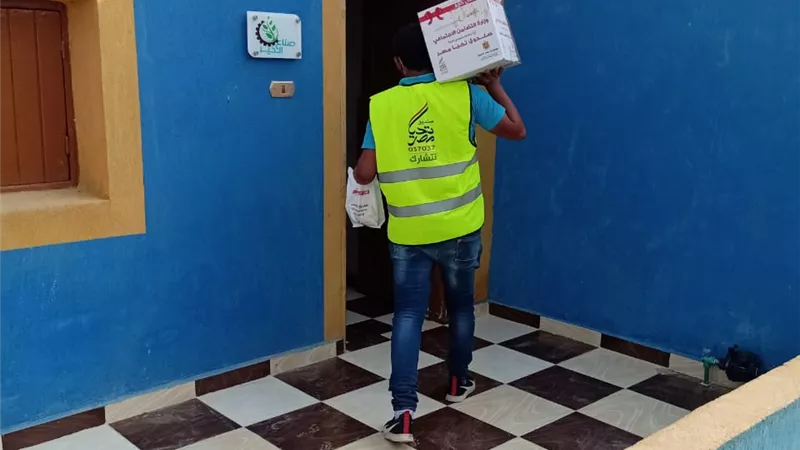 صناع الخير توزع كراتين مواد غذائية وحقائب وقاية للأسر الأكثر احتياجا بقرية دار السلام بالفيوم