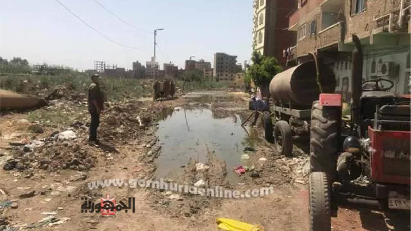 اعمال نظافة بطريق الزقازيق وشفط مياه الصرف بمساكن المهندسين