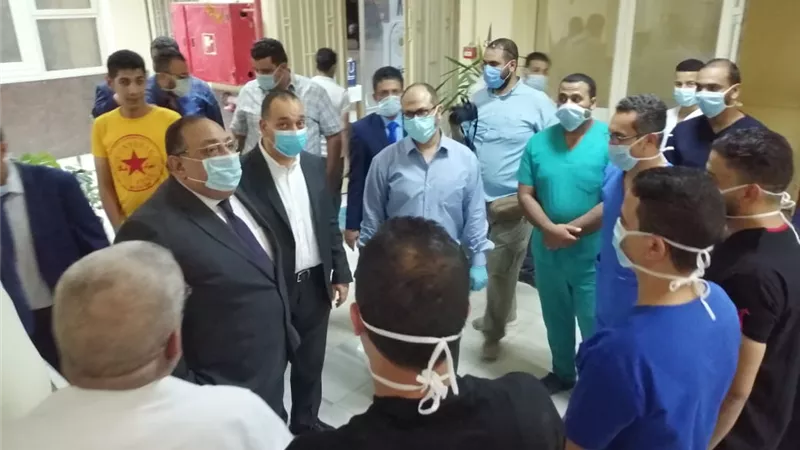 رئيس جامعة حلوان يستقبل الفوج الأول من المصريين العائدين من الخارج لقضاء الحجر الصحي