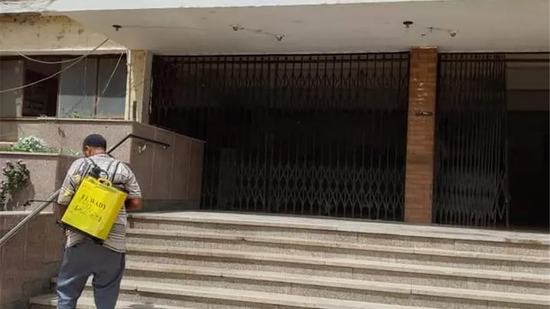 بالصور - حملة تطهير وتعقيم لمبني مجمع المصالح بأسيوط